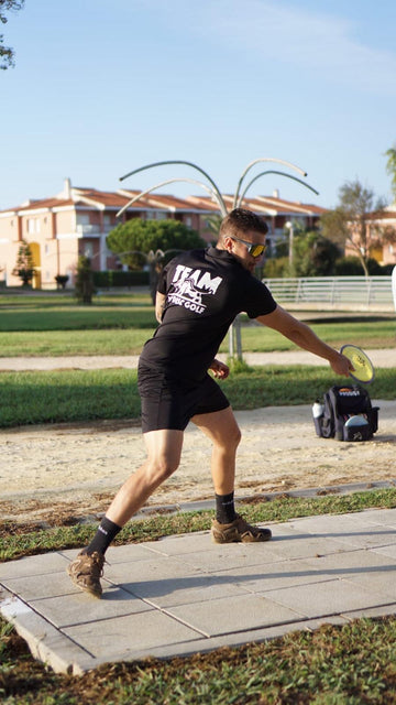 Cuáles son algunas cosas importantes a tener en cuenta cuando se juega en un campo de disc golf que tiene mucha agua y viento como Cádiz España?